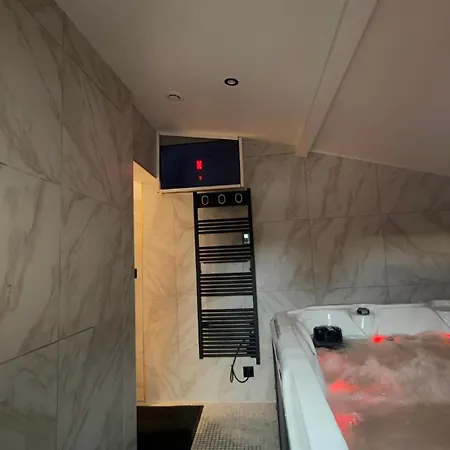 Cinema Jacuzzi Lejlighed